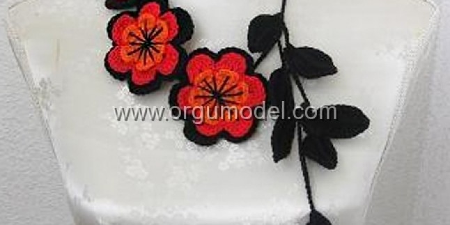 3 Güzel Çiçek Motifinden Oluşmuş Fular Modeli