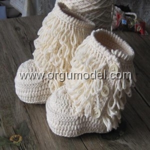 Püsküllü ve Düğmeli Bot